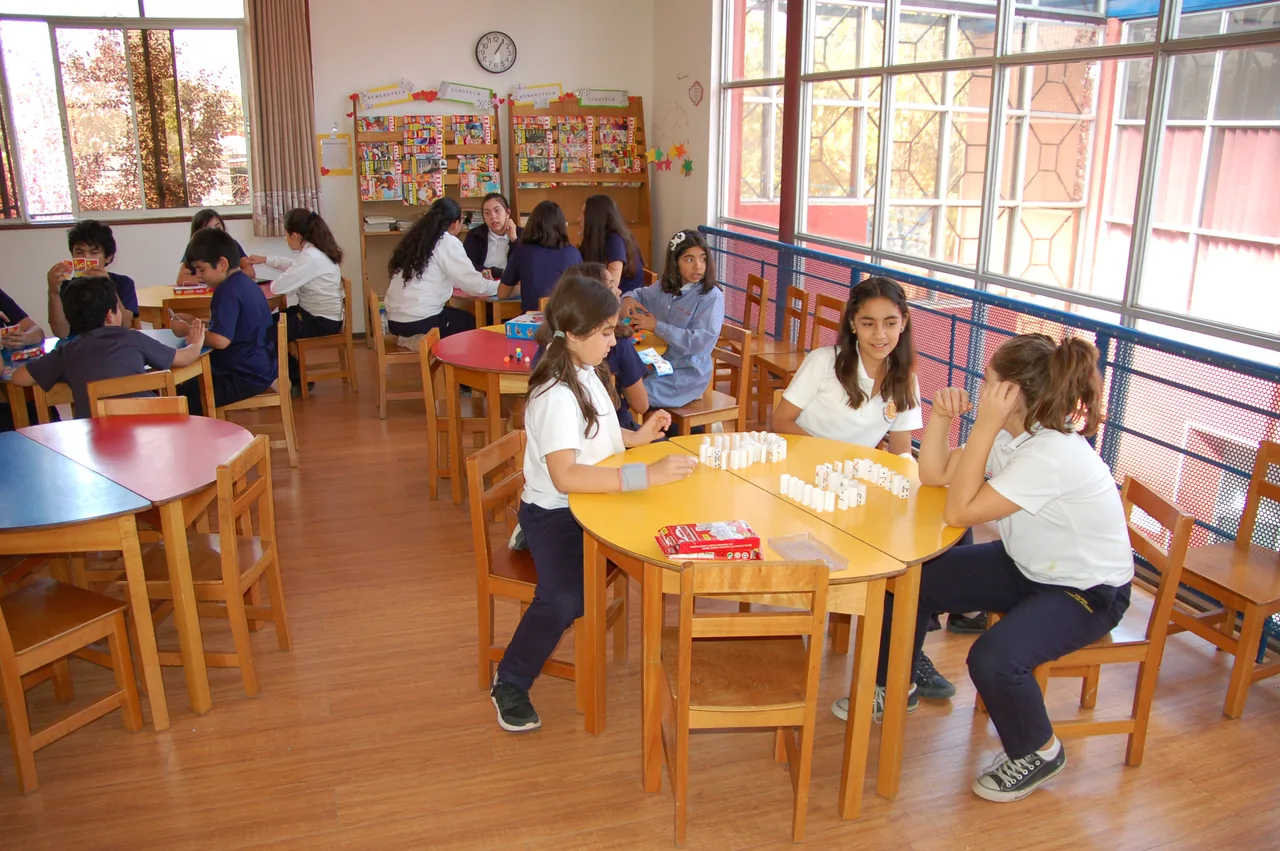 Niñas compartiendo una actividad de aprendizaje en el aula