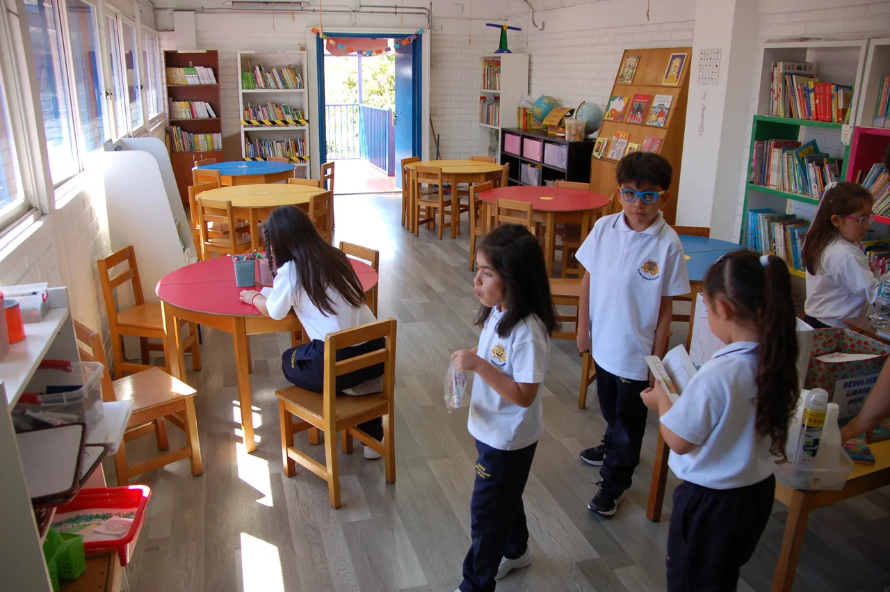 Niños y niñas en una sala de clases del colegio