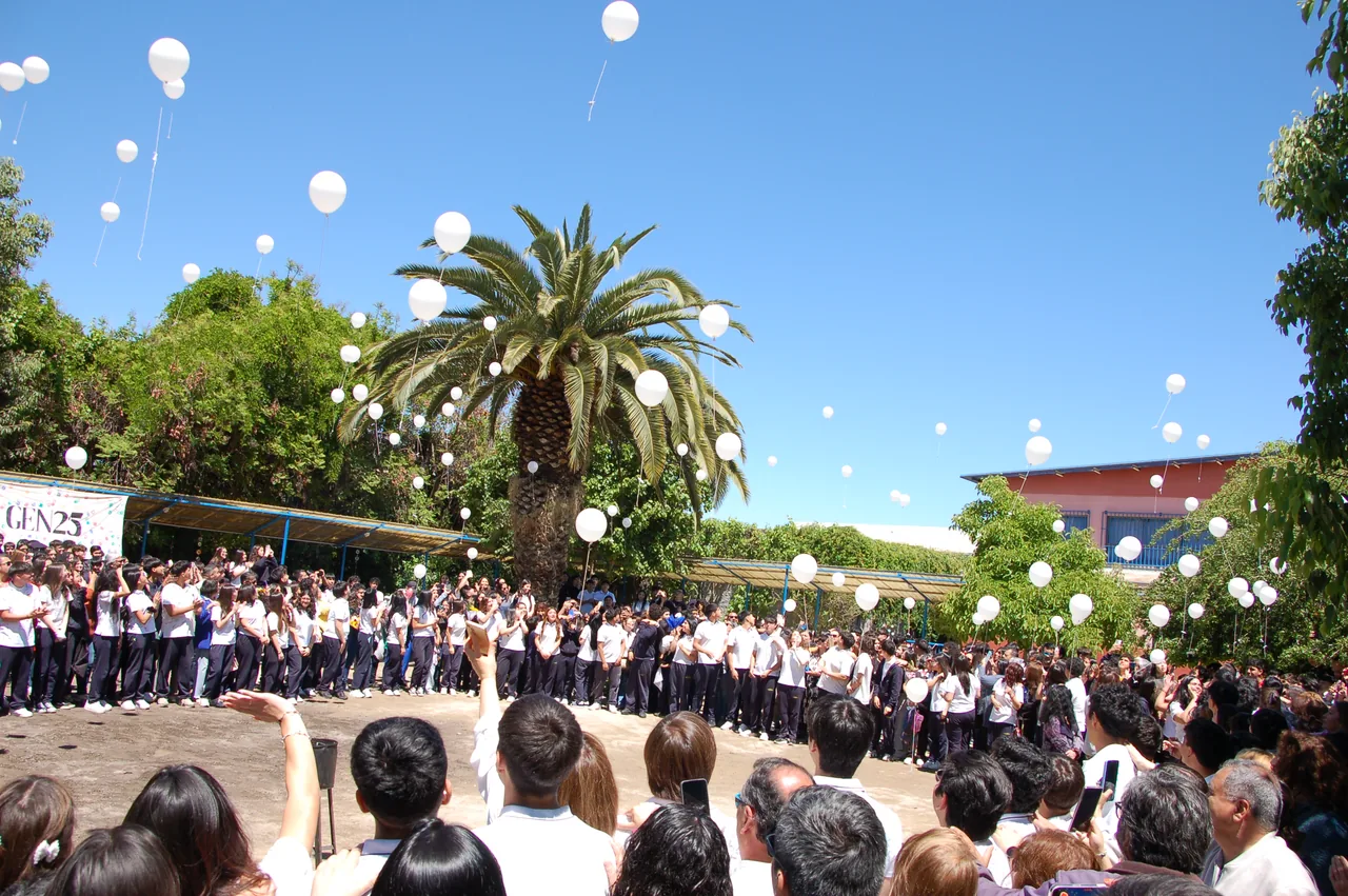 Estudiantes de American Academy compartiendo una celebración