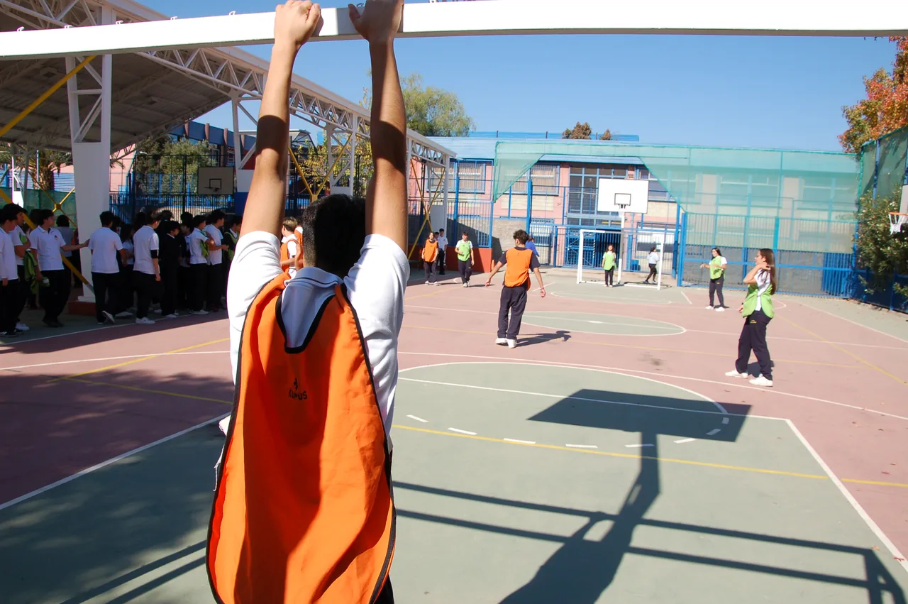 Estudiantes participando en deporte