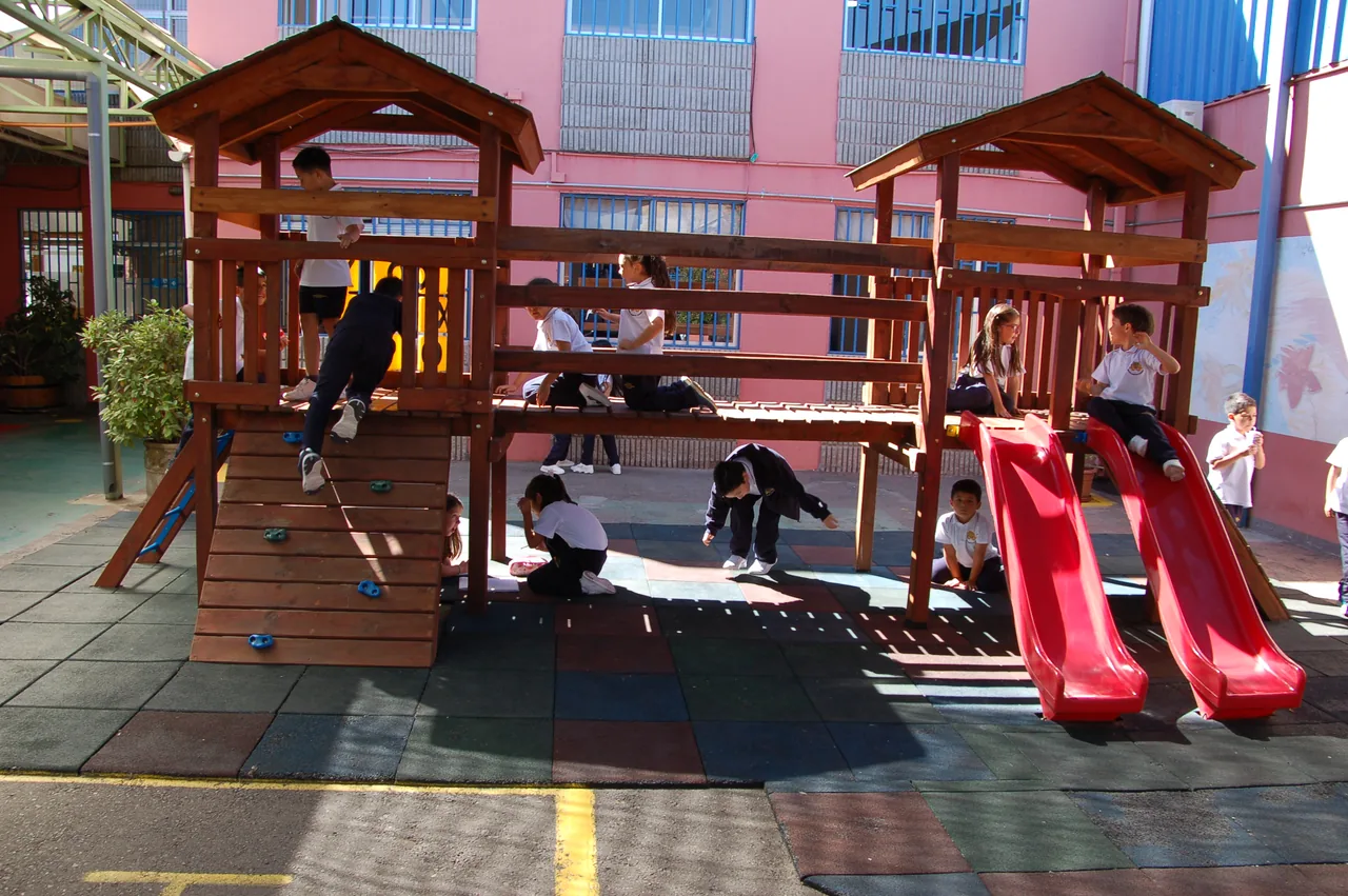 Juegos y patio de los primeros niveles escolares