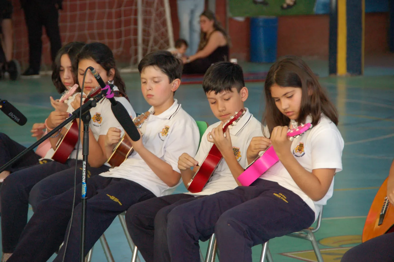 Estudiantes en una actividad musical