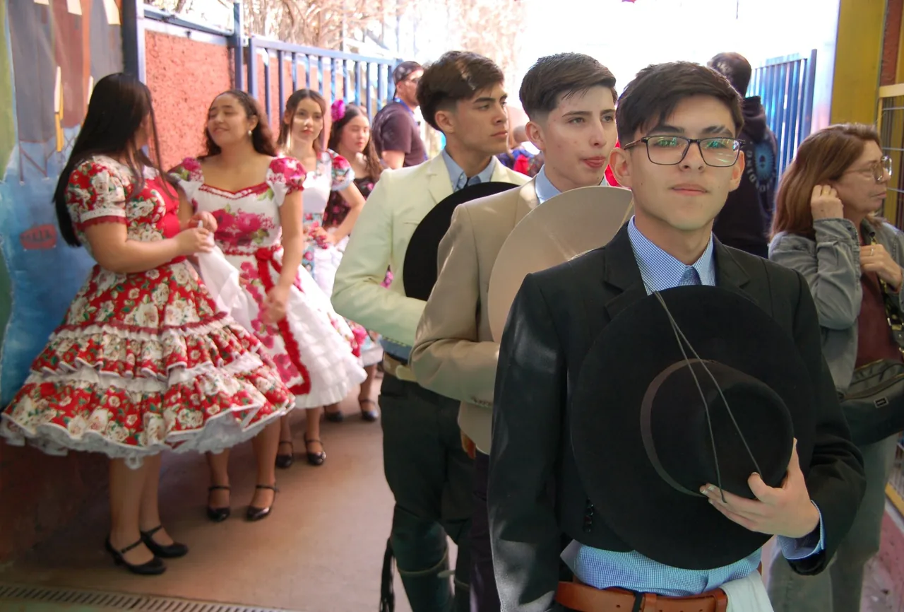 Estudiantes participando en una celebración de la comunidad